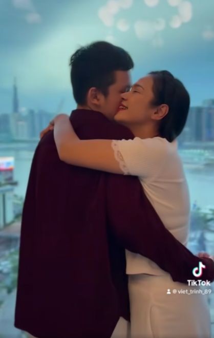 Việt Trinh gây tranh cãi vì ôm, hôn con trai 15 tuổi nơi công cộng - 1