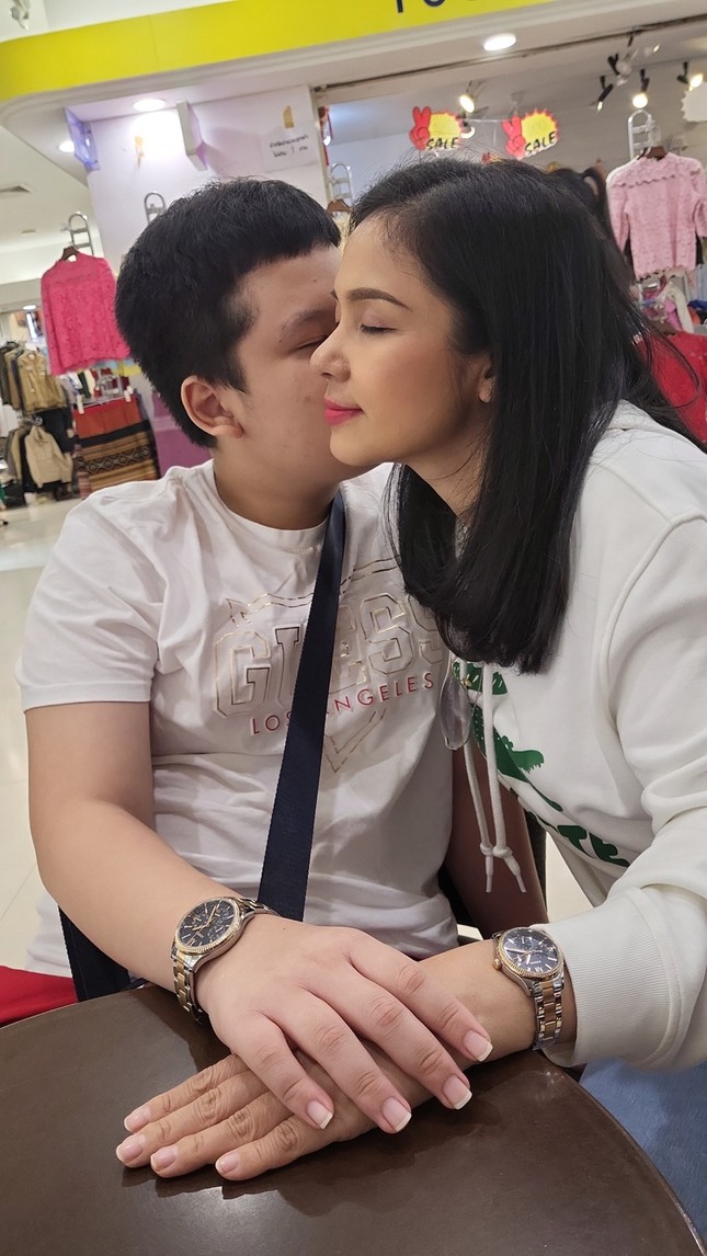 Việt Trinh thường xuyên chia sẻ ảnh ôm hôn con lên trang cá nhân.