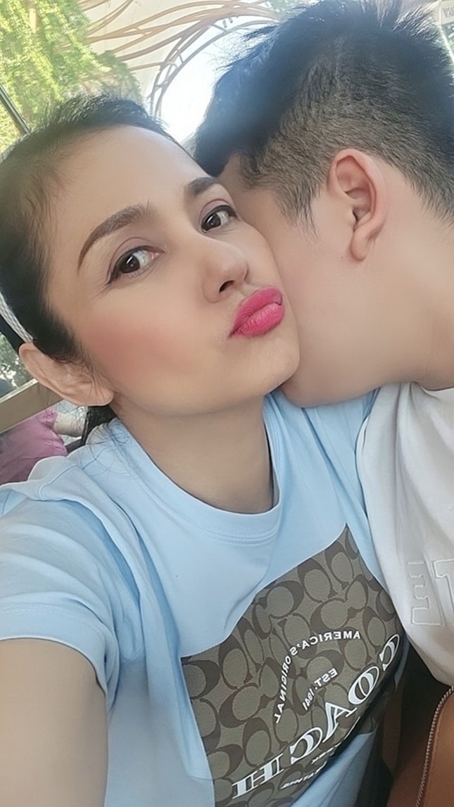Việt Trinh gây tranh cãi vì ôm, hôn con trai 15 tuổi nơi công cộng - 3