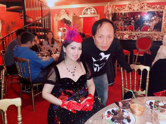 Đang được nhiều người yêu mến bởi giọng hát trữ tình ngọt ngào, Hà Phương bất ngờ lui về ở ẩn và kết hôn với tỷ phú. 