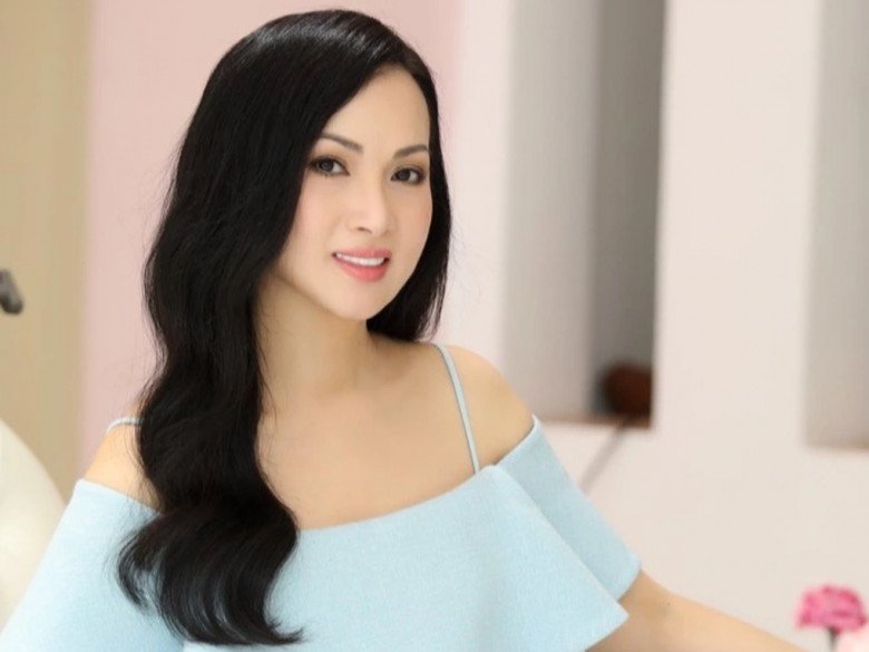 Em gái Hà Phương của Cẩm Ly kết hôn với tỷ phú Chính Chu, được sống một cuộc sống xa hoa, sang chảnh. 