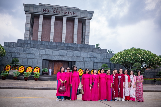 Nhiều người dân trong tà áo dài thướt tha tranh thủ chụp ảnh kỉ niệm tại Lăng Bác trước khi xếp hàng vào bên trong viếng Bác