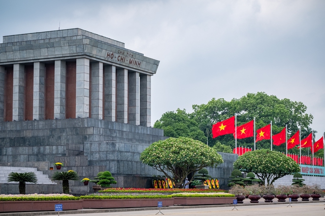 Khu vực Lăng Bác rực rỡ cờ và khẩu hiệu nhân dịp kỷ niệm 134 năm ngày sinh Chủ tịch Hồ Chí Minh (19/5/1890-19/5/2024)