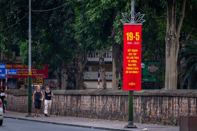 Các dòng băng rôn, cờ đỏ sao vàng với nội dung: Nhiệt liệt chào mừng 134 năm Ngày sinh Chủ tịch Hồ Chí Minh vĩ đại, Chủ tịch Hồ Chí Minh vĩ đại sống mãi trong sự nghiệp của chúng ta,... được treo dọc các tuyến phố Hà Nội