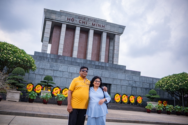 Phố phường Thủ đô rợp cờ hoa kỷ niệm 134 năm ngày sinh Chủ tịch Hồ Chí Minh, dòng người bồi hồi xếp hàng vào Lăng viếng Bác - 9