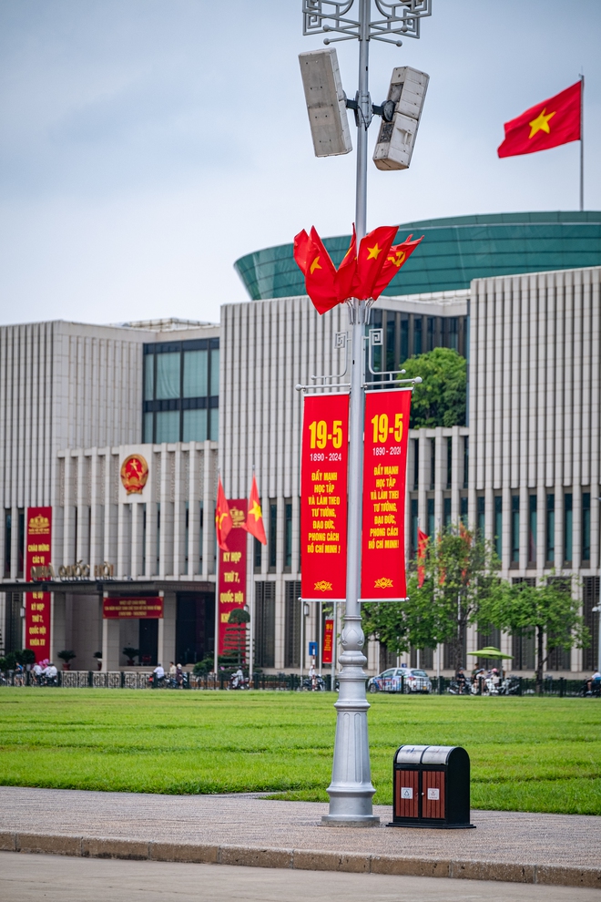 Lăng Chủ tịch Hồ Chí Minh rợp sắc đỏ cờ hoa.