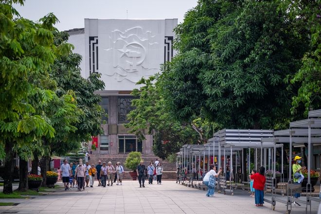 Phố phường Thủ đô rợp cờ hoa kỷ niệm 134 năm ngày sinh Chủ tịch Hồ Chí Minh, dòng người bồi hồi xếp hàng vào Lăng viếng Bác - 14