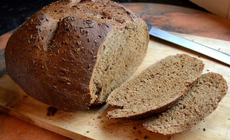 Trung bình trong 100g bánh mì đen chỉ chứa khoảng 290 calo.