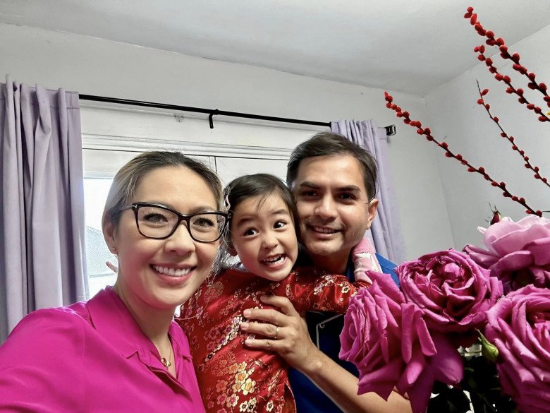 Vợ chồng nam nghệ sĩ dành nhiều thời gian chăm sóc ái nữ.