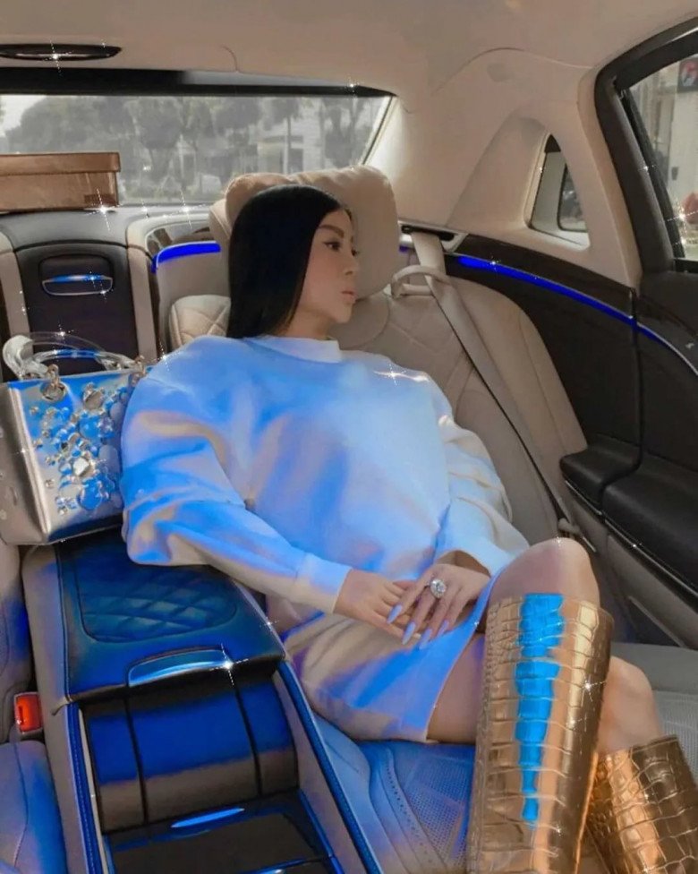 Madam Hồng từng gây nhiều sự tò mò khi xuất hiện trong đoạn video được con trai đăng tải trước đây. Trong video, cô ngồi trên xe sang chảnh với trang phục dát toàn hàng hiệu. 