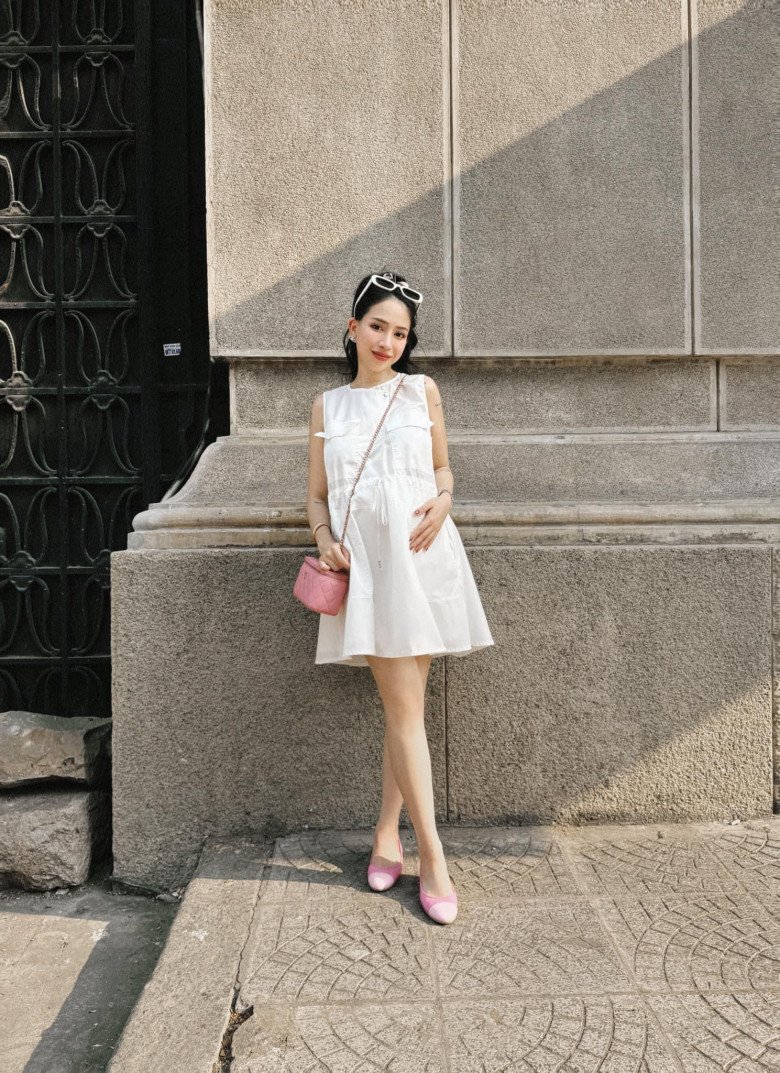 Joyce Phạm phối đầm bầu cùng mẫu túi trăm triệu mang sắc hồng dịu ngọt từ nhà Chanel.