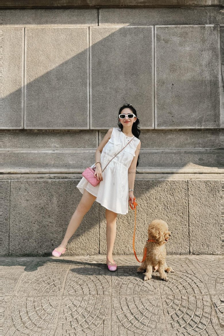 Joyce Phạm phối đầm bầu công chúa với giày bệt của nhà mốt Chanel đồng điệu với chiếc túi.
