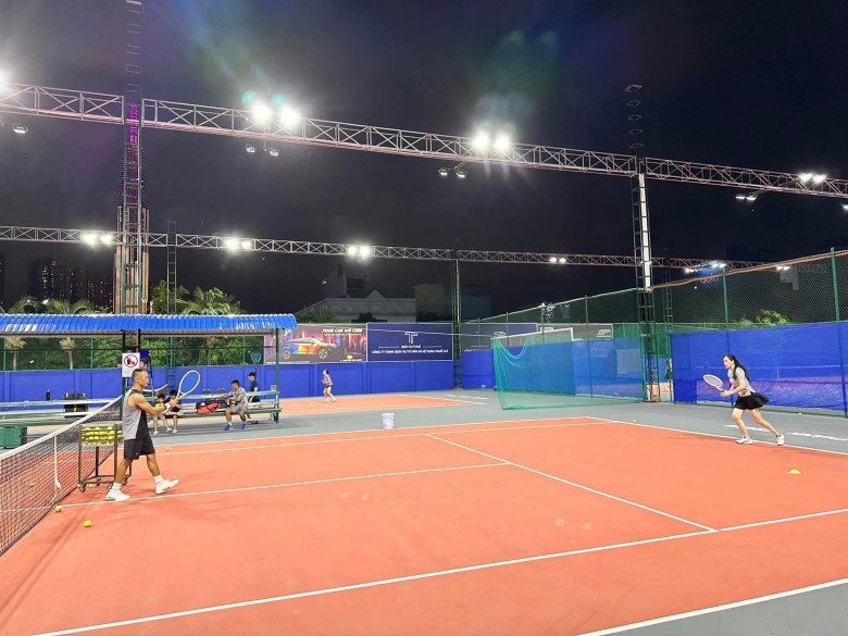 Mai Phương Thuý chăm chỉ tập luyện tennis cùng bạn bè.