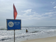 Tin tức - 9 người bị sóng cuốn trôi khi tắm biển ở Đà Nẵng