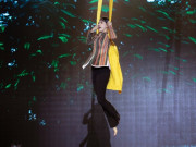 TV Show - Hoa hậu Phan Thị Mơ đu dây ấn tượng, cùng đồng đội giành Quán quân "Cười xuyên Việt" 2024