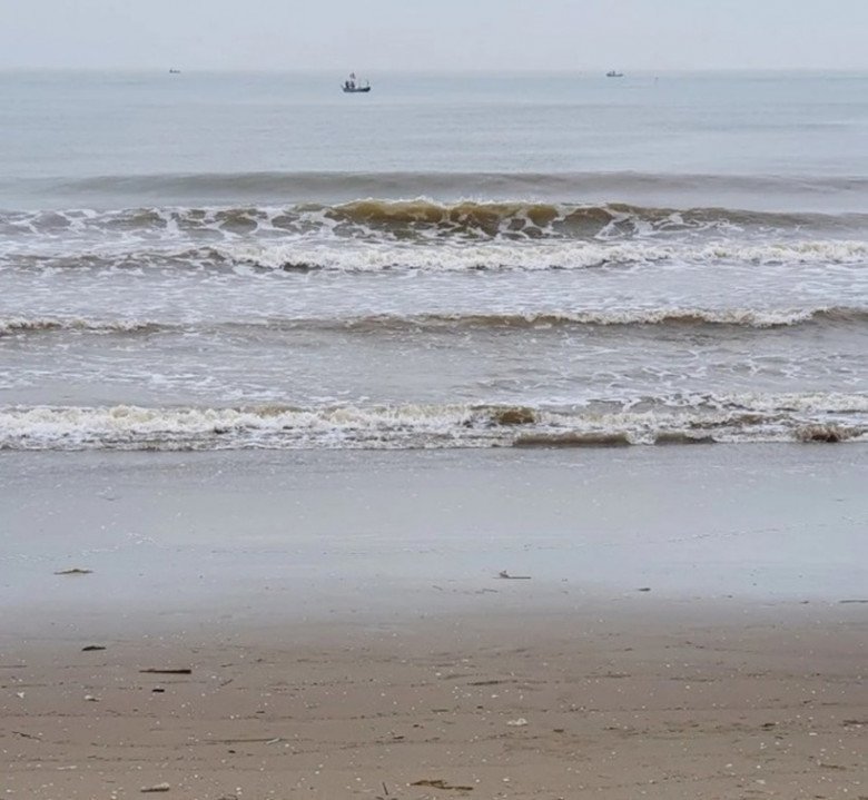 Biển Xuân Hội, nơi 2 nam sinh bị sóng cuốn mất tích. Ảnh: Người Lao Động