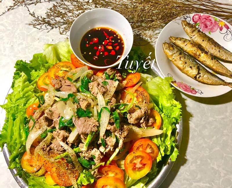 Bò xào củ hành - Cá hấp chiên.


