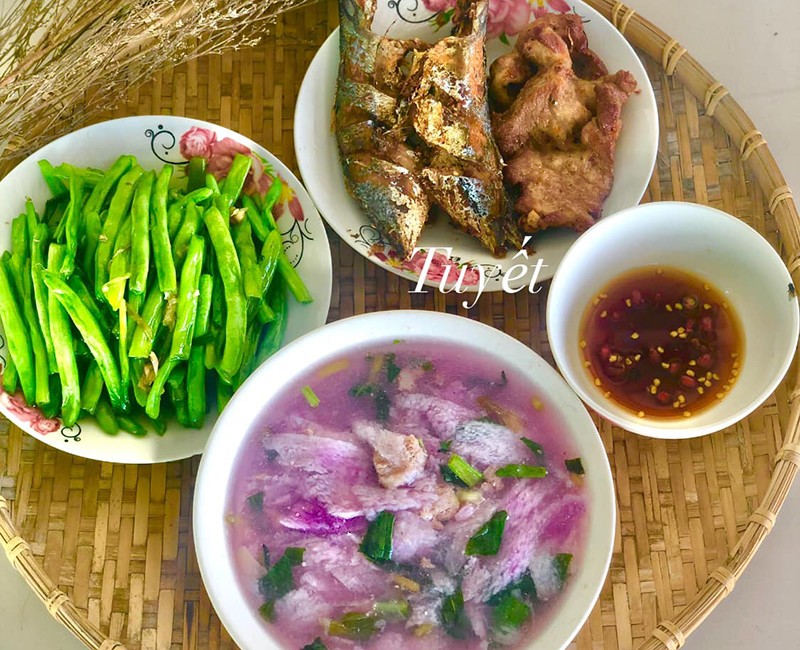 Canh khoai nấu thịt nạc - Đậu que xào - Cá biển + sườn muối chiên.
