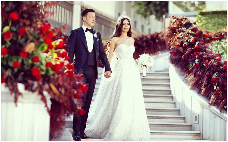 Amin Özil là bà xã của cựu cầu thủ nổi tiếng người Đức Mesut Özil. Cặp đôi kết hôn vào năm 2019. 
