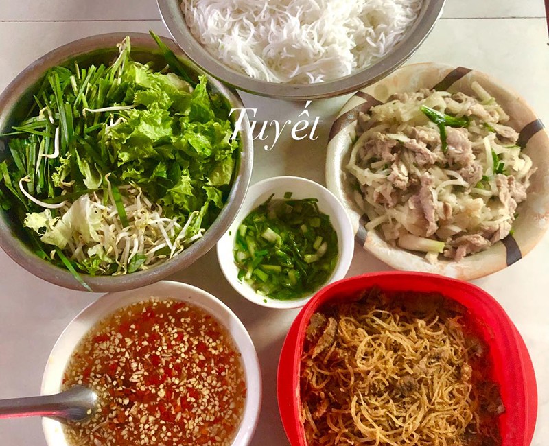 Bún bò xào củ sắn - bì da heo.
