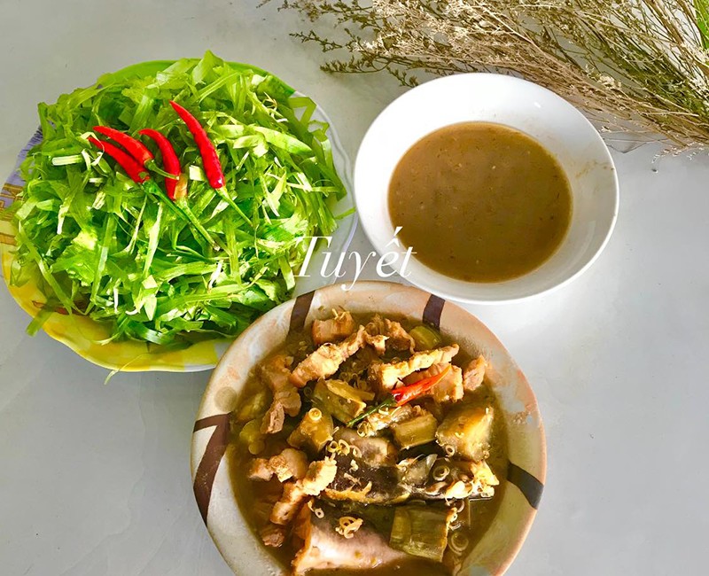 Mắm kho - Lá hẹ nước chấm kèm.
