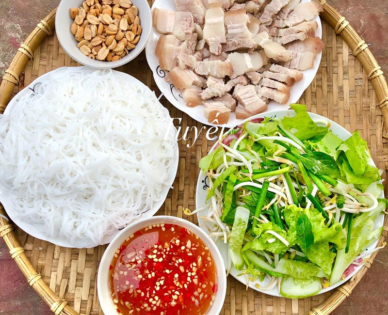 Một bữa ăn đơn giản với bún thịt luộc.
