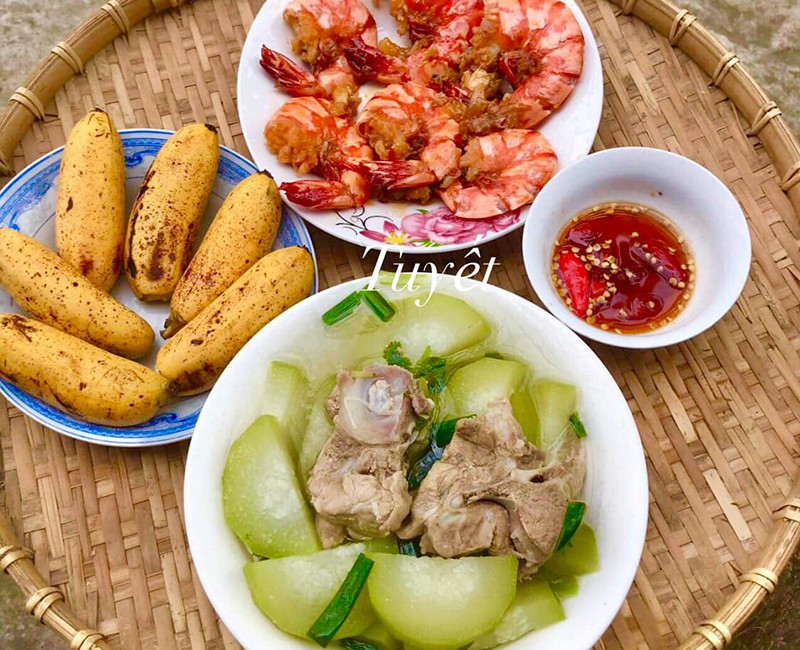 Bữa ăn này gồm: Canh bí xanh nấu xương - Tôm rang.


