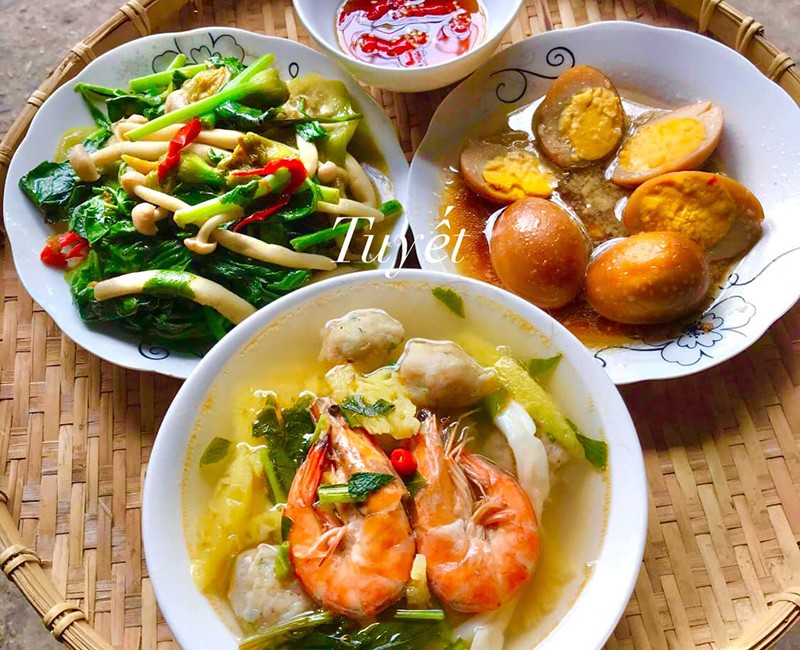 Canh chua tôm - Trứng kho - Cải xào nấm.
