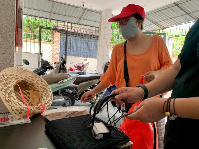 Một vị khách ᵭḗn từ quận Bình Thạnh trao tặng một chiḗc laptop cũ.