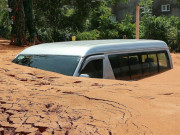 Tin tức - Lũ cát ập xuống khu du lịch ở Mũi Né, vùi lấp ô tô