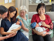 Giải trí - Siêu mẫu Hà Anh khoe diện mạo kháu khỉnh của con trai lai, mẹ đẻ và mẹ chồng Tây cùng có mặt bế cháu