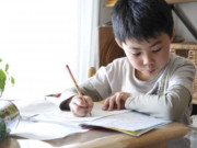 Yêu con - Bài văn tiểu học tả "Công việc yêu thích của mẹ ở nhà" khiến mẹ đỏ mặt còn nhiều người cười chảy nước mắt