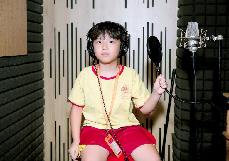 Tấn Đức được khen điển trai và có năng khiếu nghệ thuật được di truyền từ mẹ.