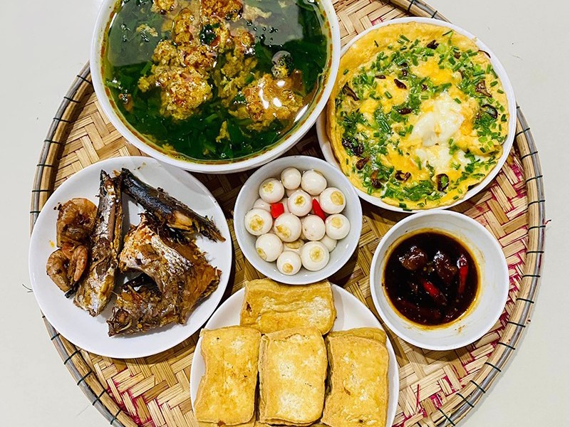 Trứng chiên, cá kho, đậu rán, canh cua mồng tơi.  (Ảnh: Ngọc Quý)
