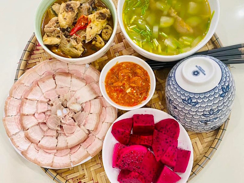 Thịt luộc, gà rang, canh bầu, thanh long. (Ảnh: Ngọc Quý) 
