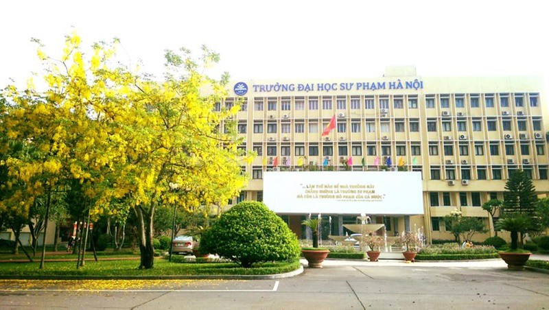 Đại học Sư phạm Hà Nội nằm trên phố Xuân Thủy, nối liền với Đại học Quốc gia Hà Nội. Trường có khuôn viên rộng, được xây dựng khang trang cùng với nhiều hàng cây xanh rợp bóng mát. Đây là một trong những trường học đẹp nhất Việt Nam trong thời khắc giao mùa.
