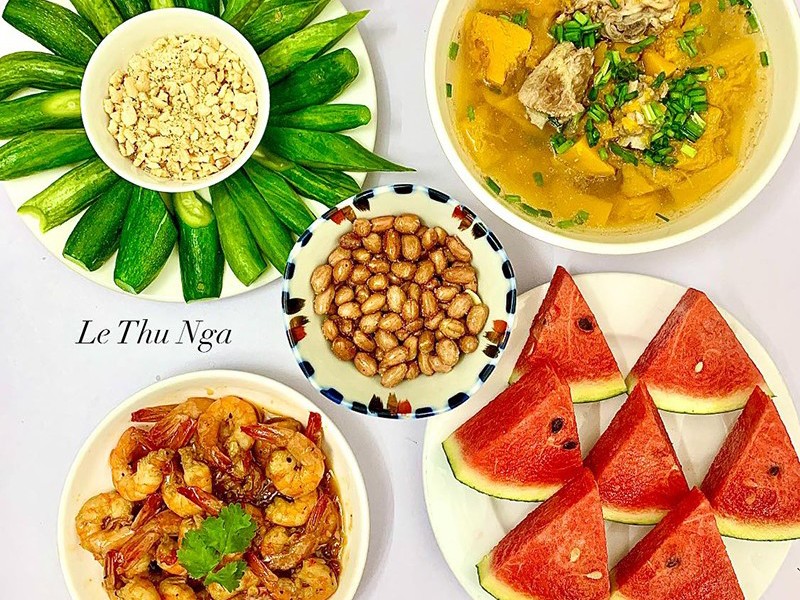 Tôm rim mặn ngọt, canh bí đỏ sườn, lạc rang, lặc lè luộc. (Ảnh: Lê Thu Nga).
