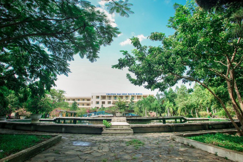Nằm ở vị trí trung tâm của thành phố Đà Nẵng, Đại học Bách khoa rộng tới 42.000 m2 với rất nhiều cây xanh, hồ nước, là nơi lý tưởng cho sinh viên ôn luyện bài. Đây là một trong các trường đại học có diện tích lớn nhất Việt Nam.
