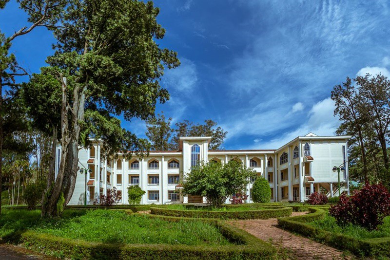 Đại học Đà Lạt tọa lạc trên một ngọn đồi có diện tích gần 38 ha cùng 40 tòa nhà nằm rải rác dọc theo những con đường uốn khúc trong khu rừng thông. Điều này khiến cho Đại học Đà Lạt góp mặt vào danh sách những trường đại học đẹp nhất Việt Nam ở hiện tại.
