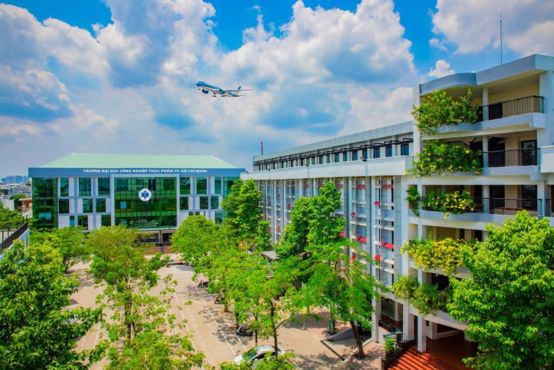 Ấn tượng đầu tiên khi tới Đại học Công nghiệp Thực phẩm TP.HCM là những tòa nhà cao tầng có thiết kế hiện đại. Khuôn viên trường cũng được được phủ xanh bởi những hàng cây tỏa bóng. Nhìn từ trên cao, trường giống như một ốc đảo được bao bọc bởi cây xanh.
