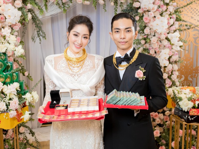 Trong lễ cưới hồi cuối năm 2022, Khánh Thi được bố mẹ chồng tặng 10 cây vàng, 1 mâm tiền mặt khoảng 100 triệu đồng. Cặp đôi còn nhận nhiều trang sức vàng là quà cưới từ 2 bên gia đình.
