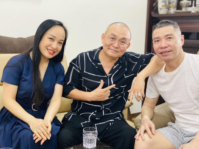 Xuân Hinh hài hước chúc đàn em sẽ thật khỏe, vì nếu không, lấy vợ trẻ như thế, chúng nó xông vào đấm mấy phát vào ngực thì sao.