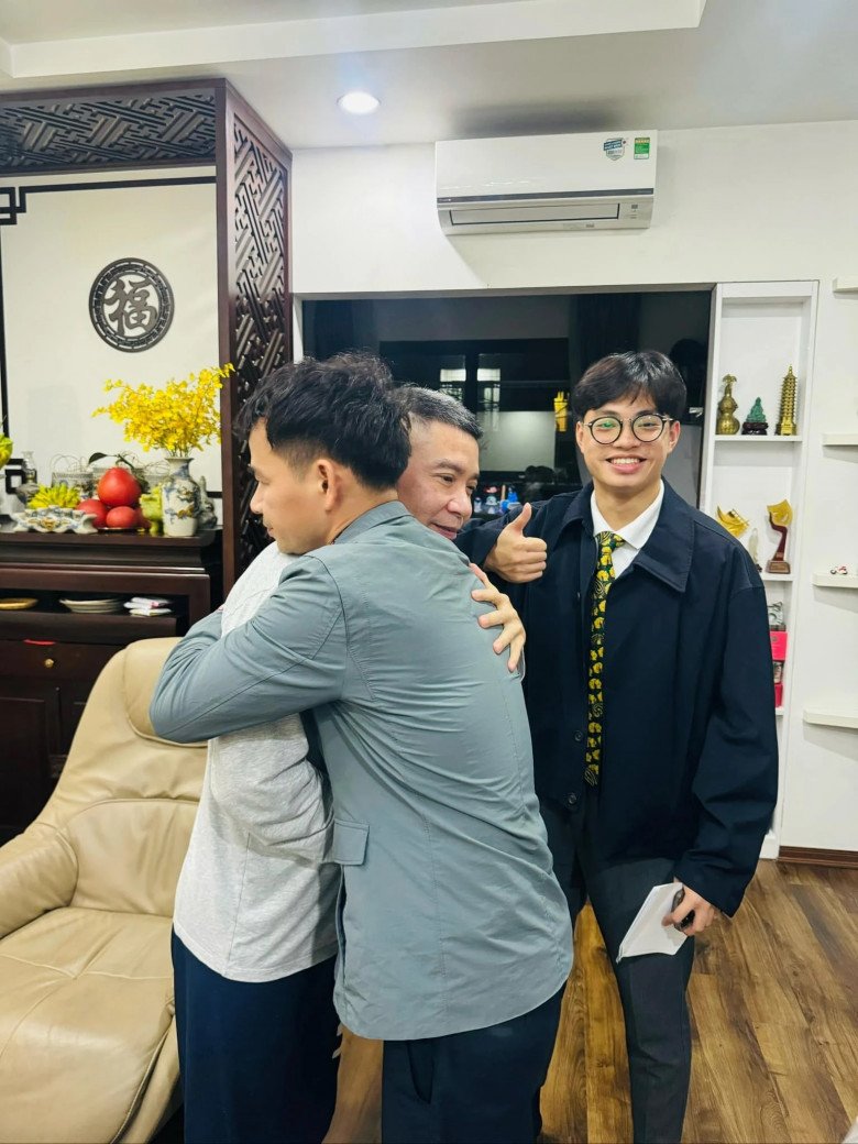 Xuân Bắc đã ôm chặt Công Lý khi cùng con trai đến chúc Tết bạn thân.