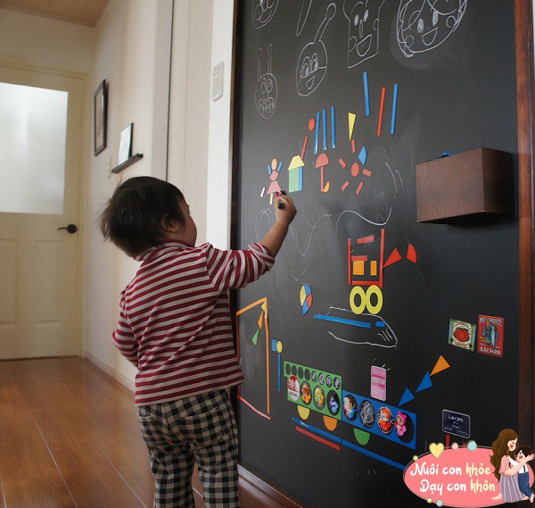 Việc trang bị một bảng đen hoặc trắng trong nhà có thể mang lại nhiều lợi ích cho quá trình học tập của trẻ.