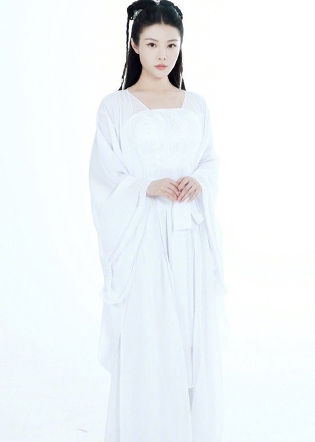 Tiểu Long Nữ tai tiếng vừa bị rao bán ảnh nhạy cảm lên mạng, được cầu hôn bằng nhẫn 3,2 tỷ đồng - 6