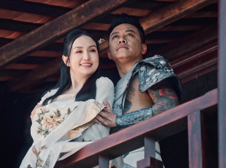 Sao Việt 24h: Nam Em bày sạp quần áo, bạn trai đi bán thịt lợn mưu sinh tại Đà Lạt sau drama - 7