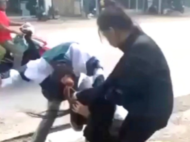 Nữ sinh lớp 7 bị đánh, lột quần áo: Người mẹ định tha thứ, nhưng không thể  ngồi yên khi xem clip