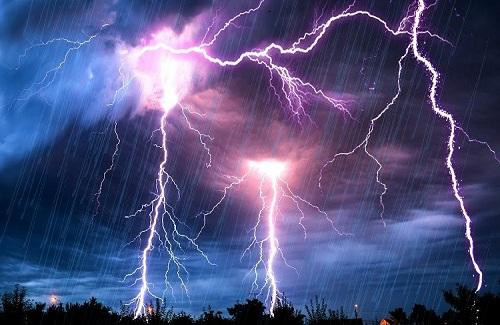Kỹ năng phòng tránh sét cơ bản người dân cần nắm rõ trong những ngày mưa dông - 1