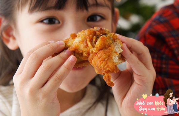 Thức ăn nhiều calo, chất béo dễ dẫn đến tăng cân quá mức ở trẻ em.
