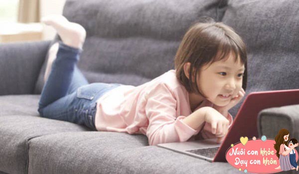 Sau khi bước vào tuổi thiếu niên, trẻ dễ bị thu hút bởi các tình tiết lãng mạn từ phim, ảnh...